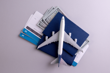 Marcio Pires de Moraes ensina estratégias para comprar passagens aéreas mais baratas e economizar em viagens.